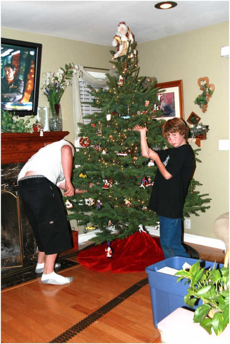 Mitch & Kids Decorate Their Tree