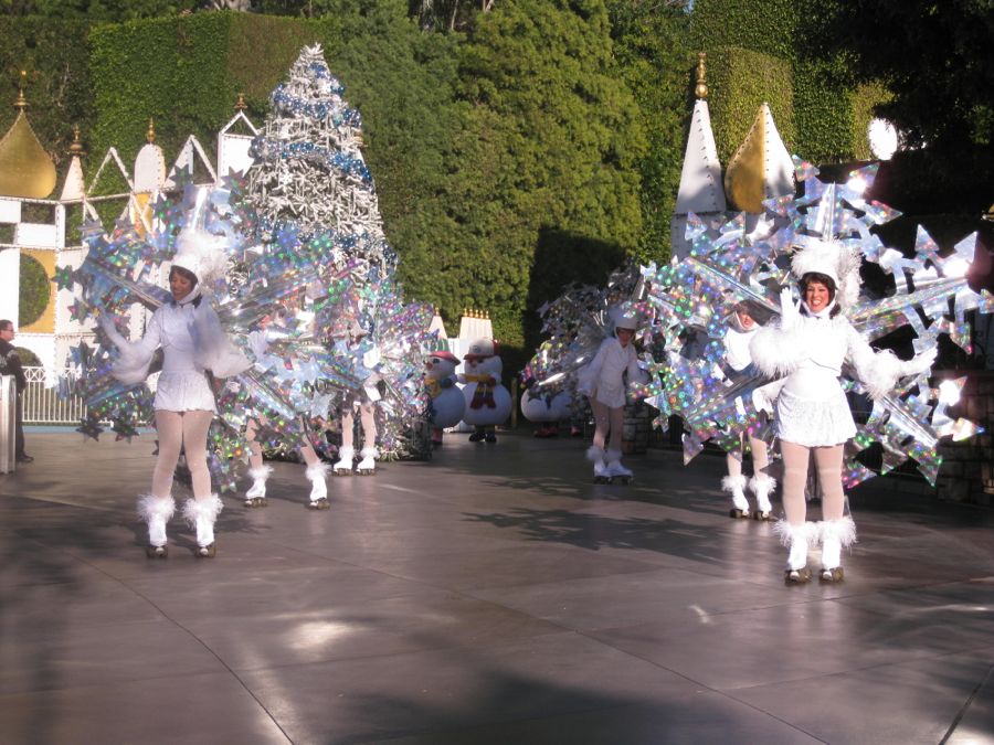 Disneyland Christmas Parade 2011 with Robin, Nick, and Carri