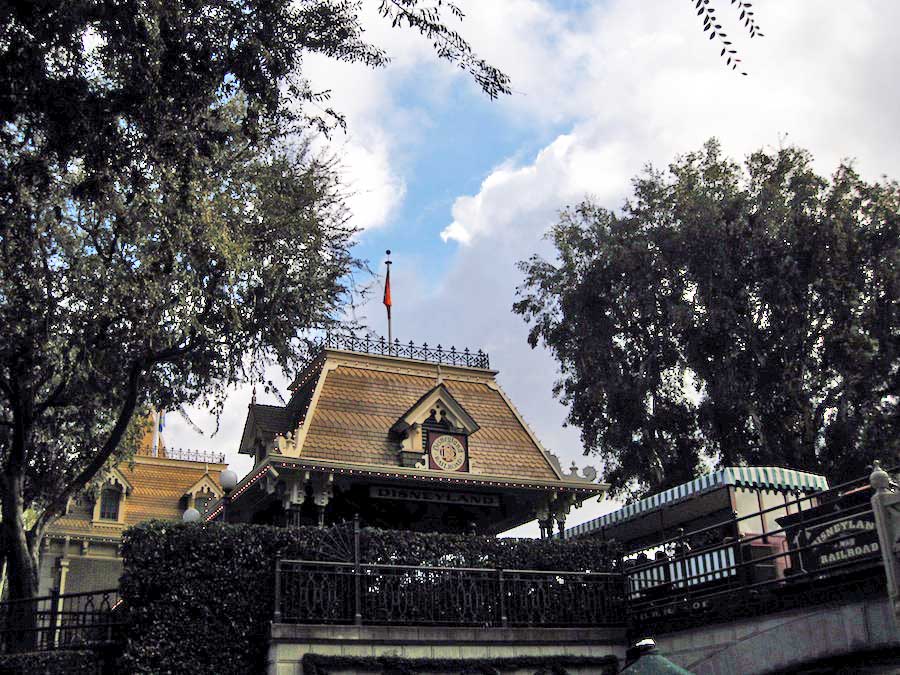 Breakfast and arrival at Disneyland Christmas Eve  2012