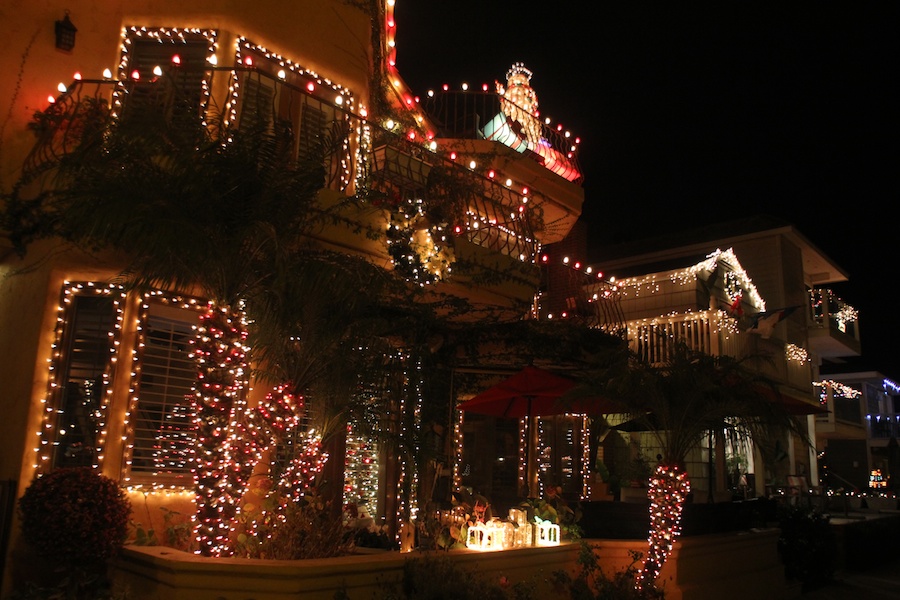 Walking through Naples to see the Christmas lights