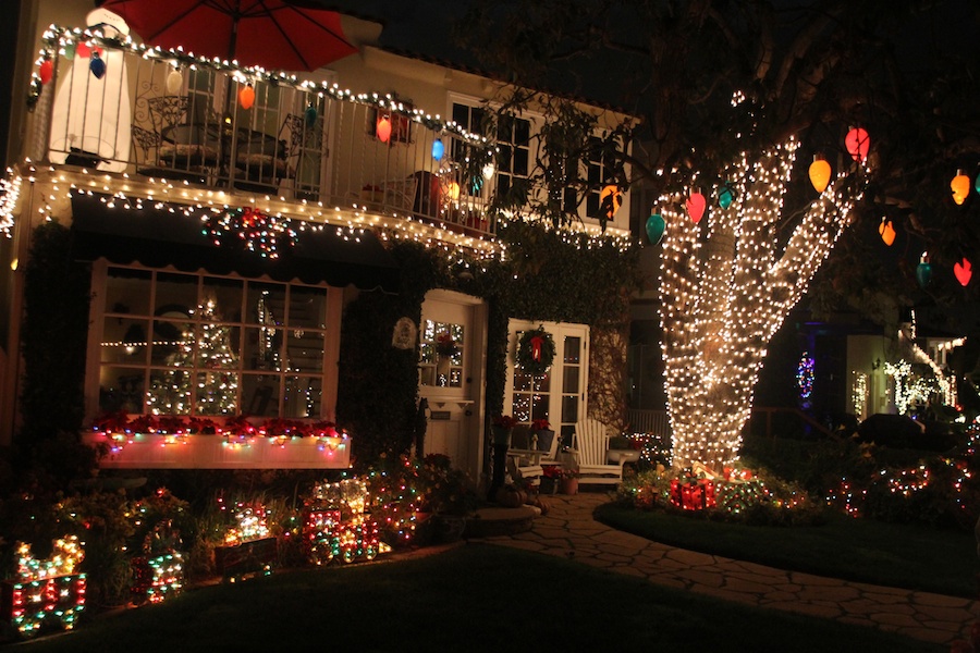 Walking through Naples to see the Christmas lights