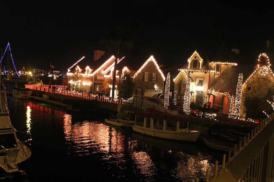 Walking through Naples to see the Christmas lights