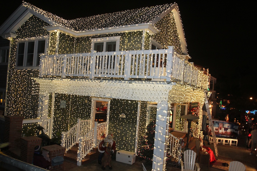 Walking through Naples to see the Christmas lights