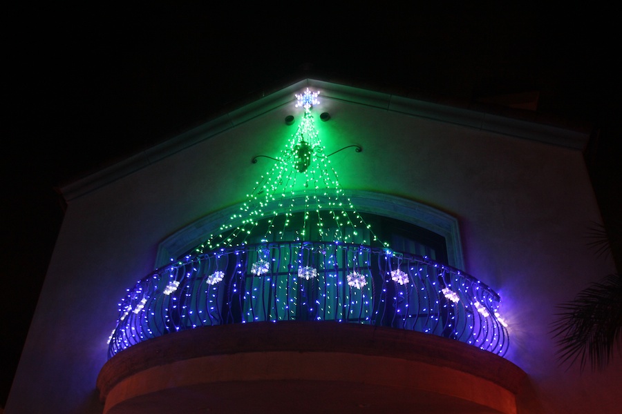 Walking through Naples to see the Christmas lights