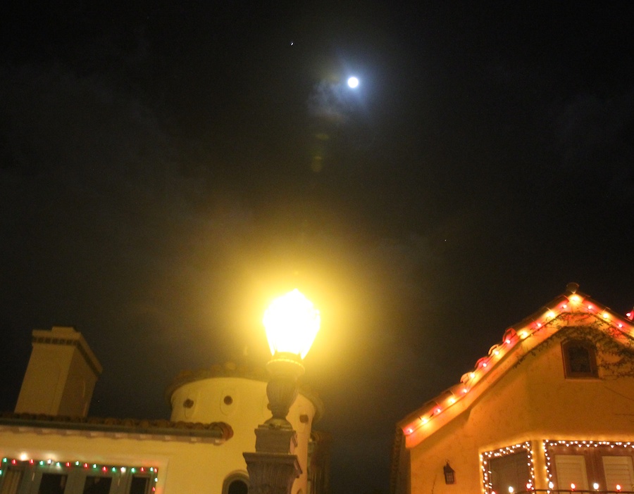 Walking through Naples to see the Christmas lights