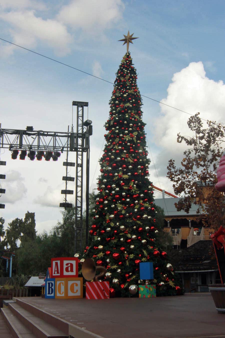 Christmastime visit to Knott's Berry Farm 2014