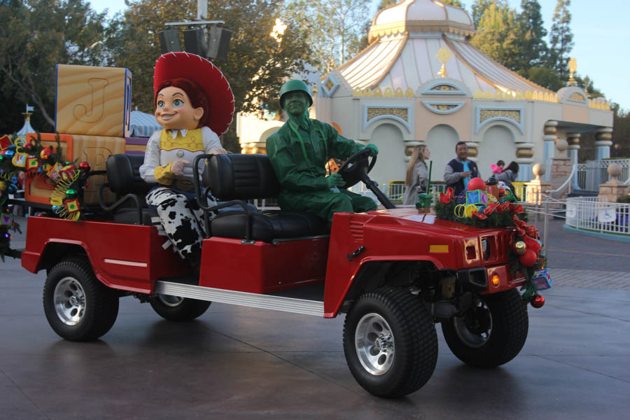 Disneyland Holiday Parade 12/24/2015