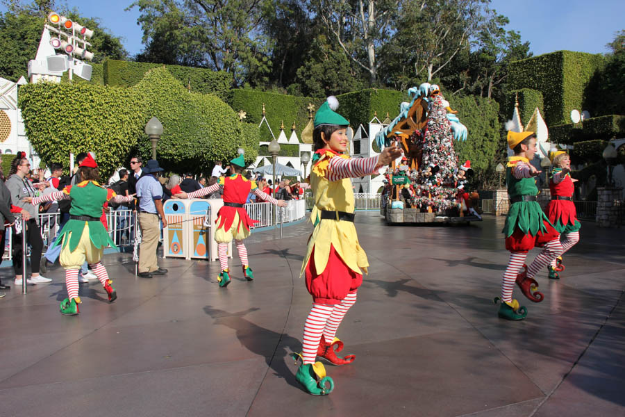 Disneyland Christmas Parade And GEtting Ready For Dinner 2017