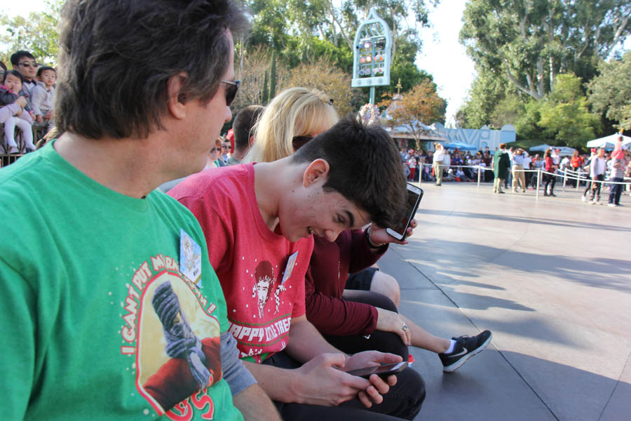 Disneyland Christmas Parade And GEtting Ready For Dinner 2017