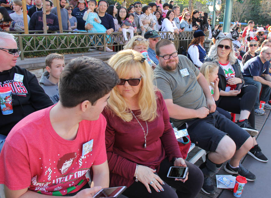 Disneyland Christmas Parade And GEtting Ready For Dinner 2017