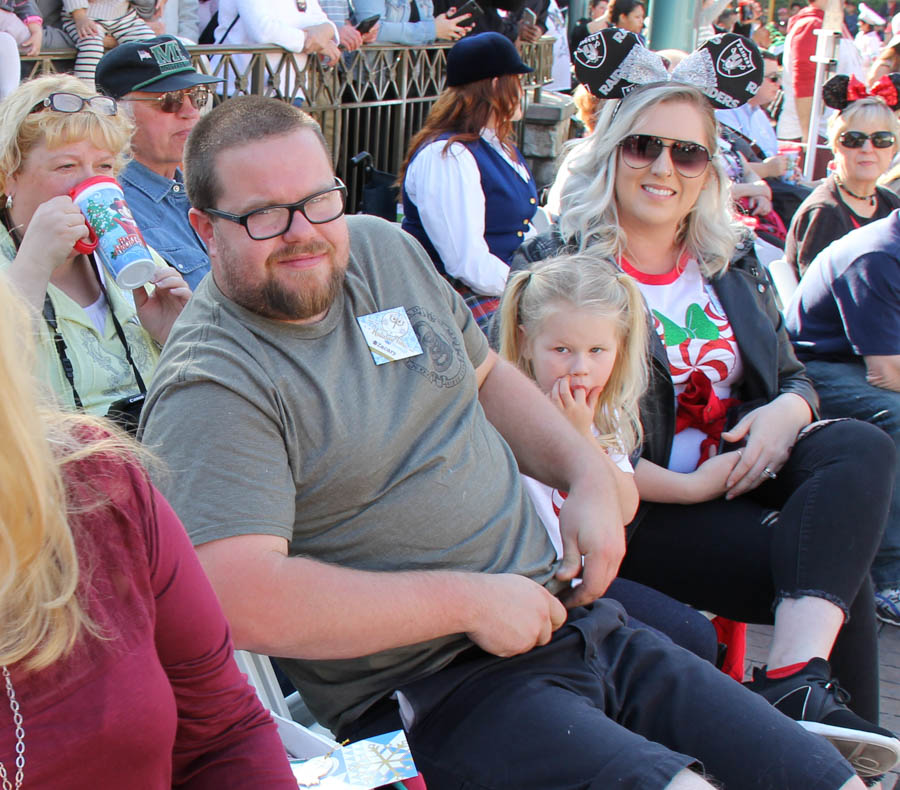 Disneyland Christmas Parade And GEtting Ready For Dinner 2017