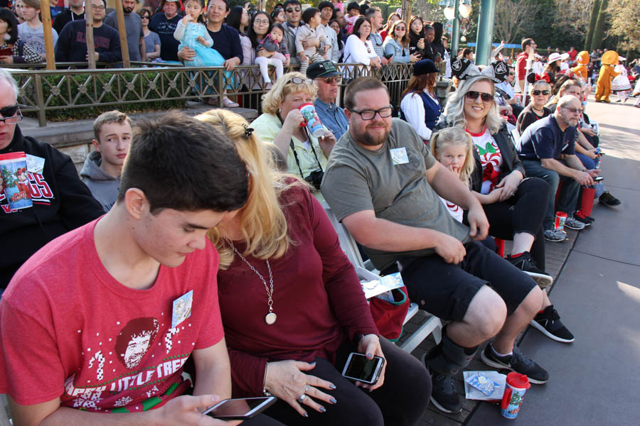 Disneyland Christmas Parade And GEtting Ready For Dinner 2017