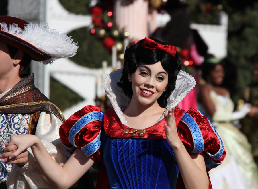 Disneyland Christmas Parade And GEtting Ready For Dinner 2017