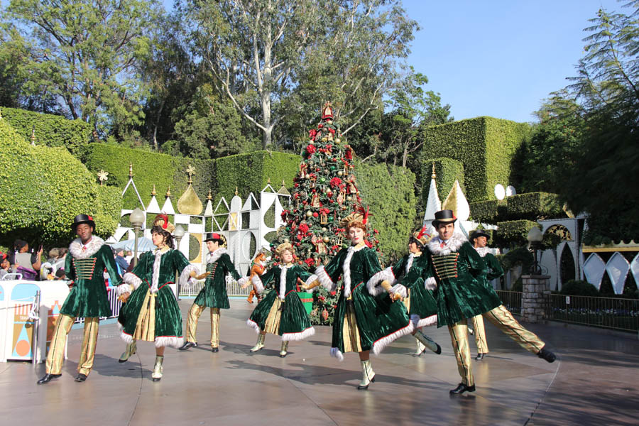 Disneyland Christmas Parade And GEtting Ready For Dinner 2017