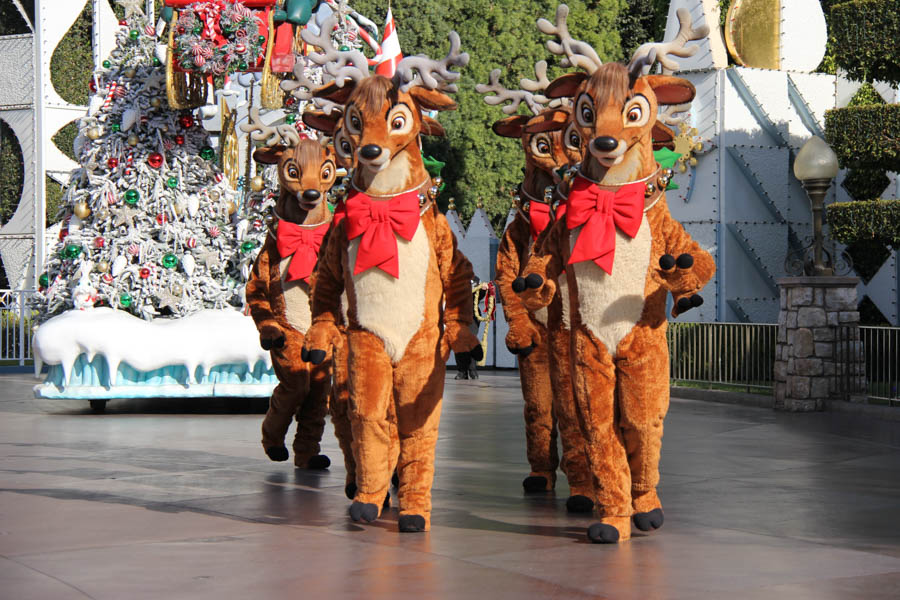 Disneyland Christmas Parade And GEtting Ready For Dinner 2017