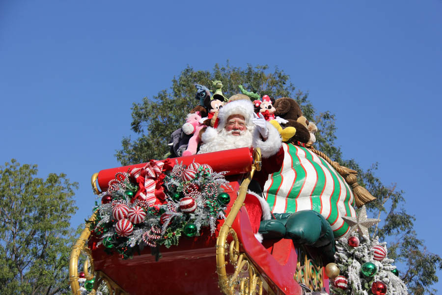 Disneyland Christmas Parade And GEtting Ready For Dinner 2017