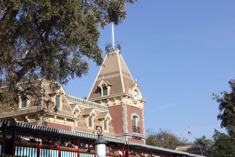 Disneyland Christmas Parade And GEtting Ready For Dinner 2017