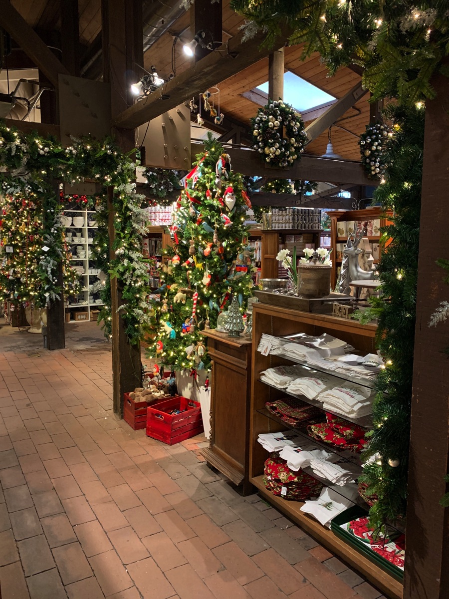 Visiting Roger's Gardens 11/20/2018 to see the Christmas decoration