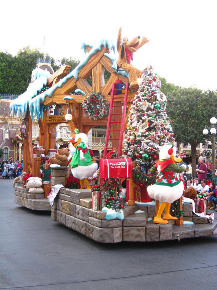 Disneyland Christmas Parade With Hannah