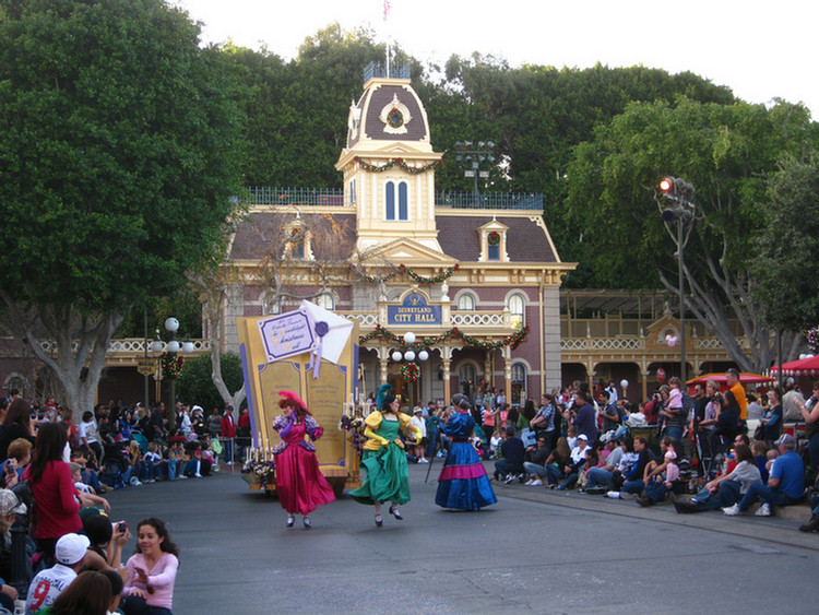 Disneyland Christmas Parade With Hannah