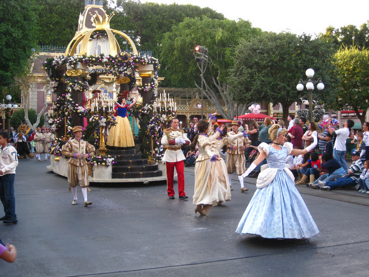 Disneyland Christmas Parade With Hannah