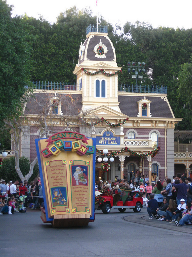 Disneyland Christmas Parade With Hannah