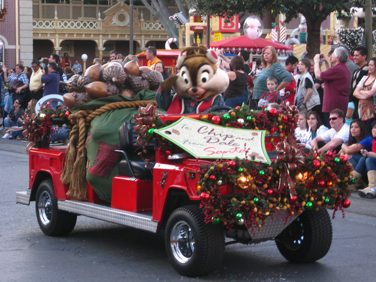 Disneyland Christmas Parade With Hannah