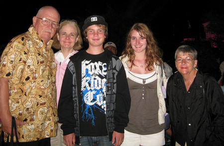 disneyland_cousins_august_2009_039 Just before the fireworks show