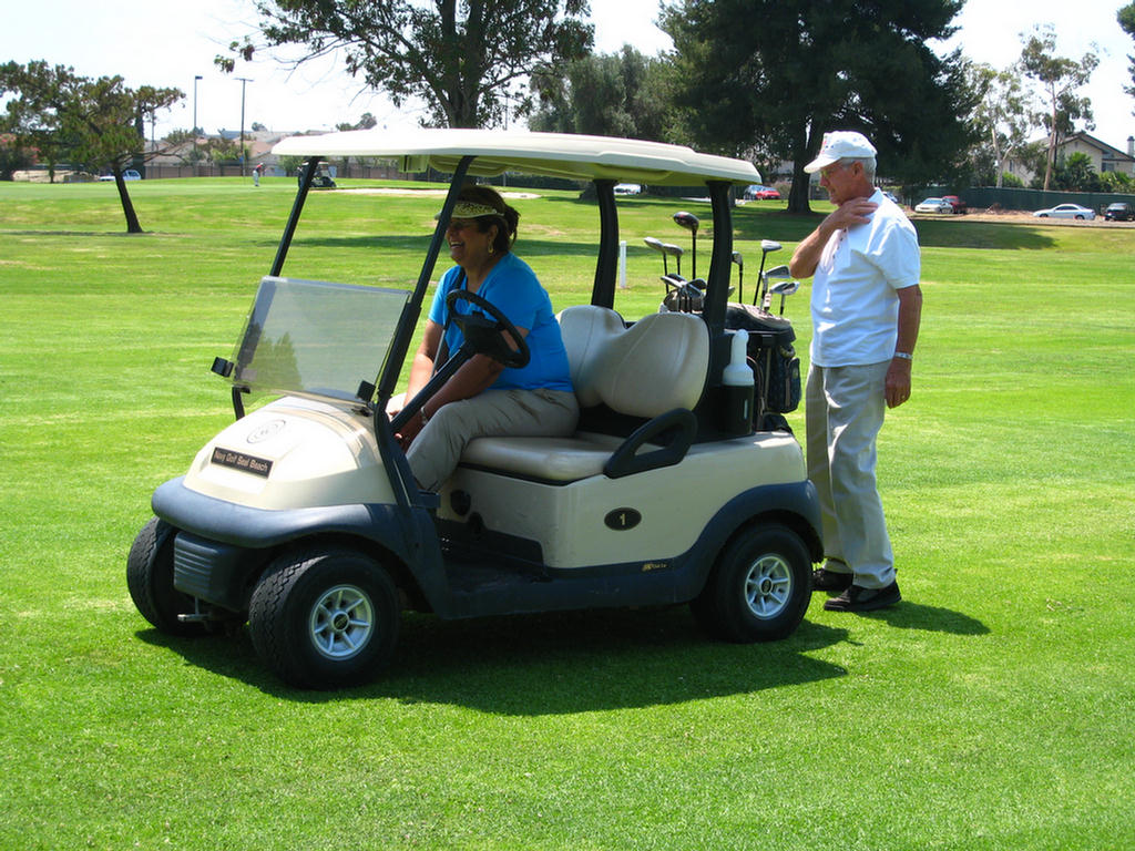 Vicky & Del Play Golf