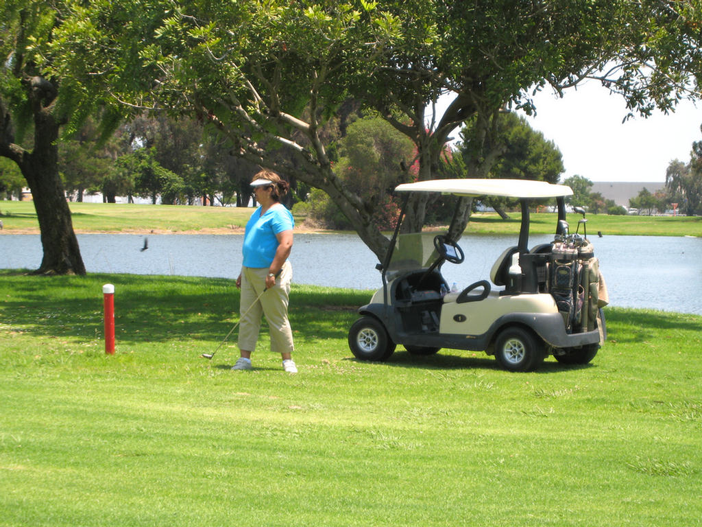 Vicky & Del Play Golf