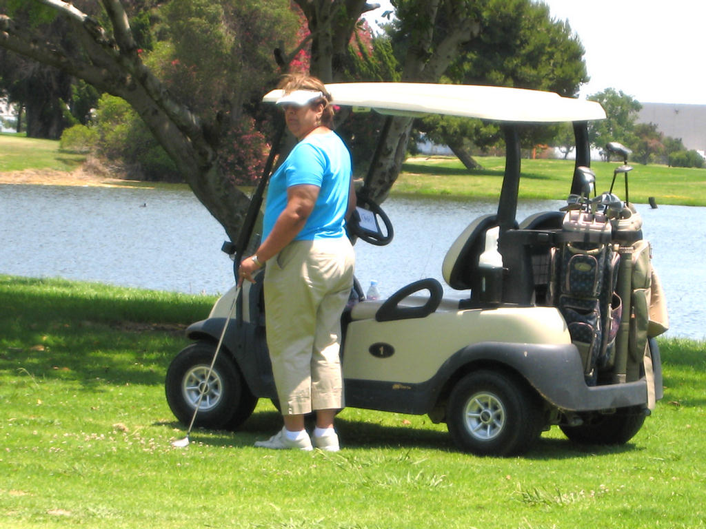 Vicky & Del Play Golf