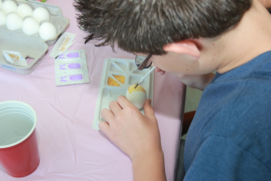 Egg coloring activities Easter 2013