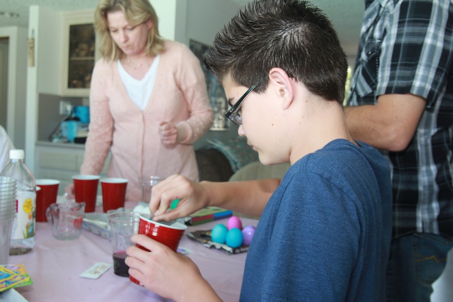 Egg coloring activities Easter 2013