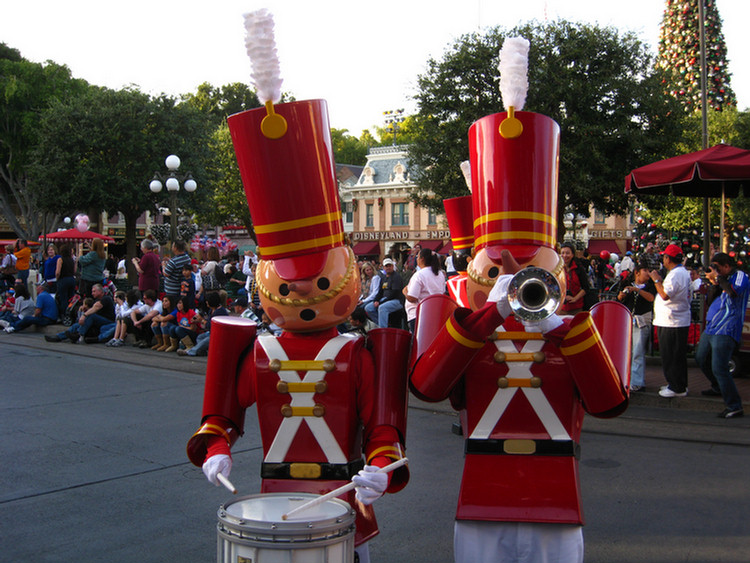 Disneyland Christmas Parade With Hannah